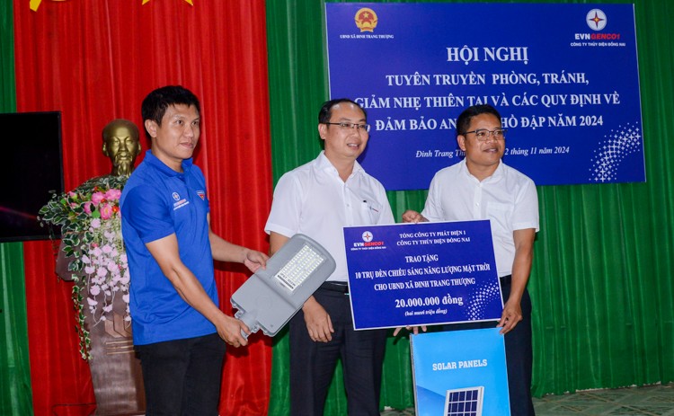 Trao tặng đèn chiếu sáng năng lượng mặt trời. Trao tặng đèn chiếu sáng năng lượng mặt trời.