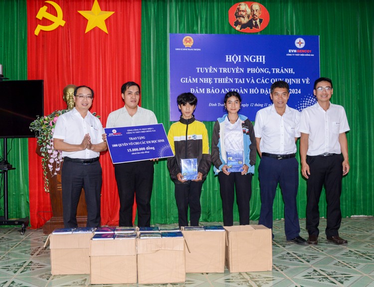 Trao tặng vở cho các em học sinh. Trao tặng vở cho các em học sinh.