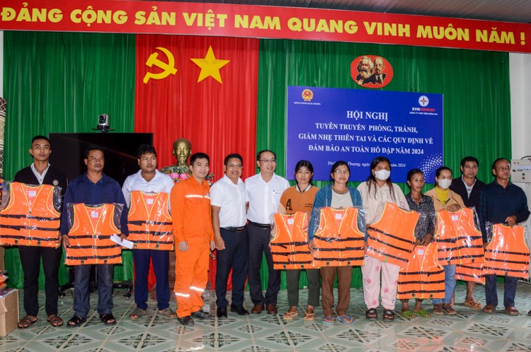 Trao tặng áo phao cho người dân sinh sống tại Hồ Thủy điện Đồng Nai 3. Trao tặng áo phao cho người dân sinh sống tại Hồ Thủy điện Đồng Nai 3.