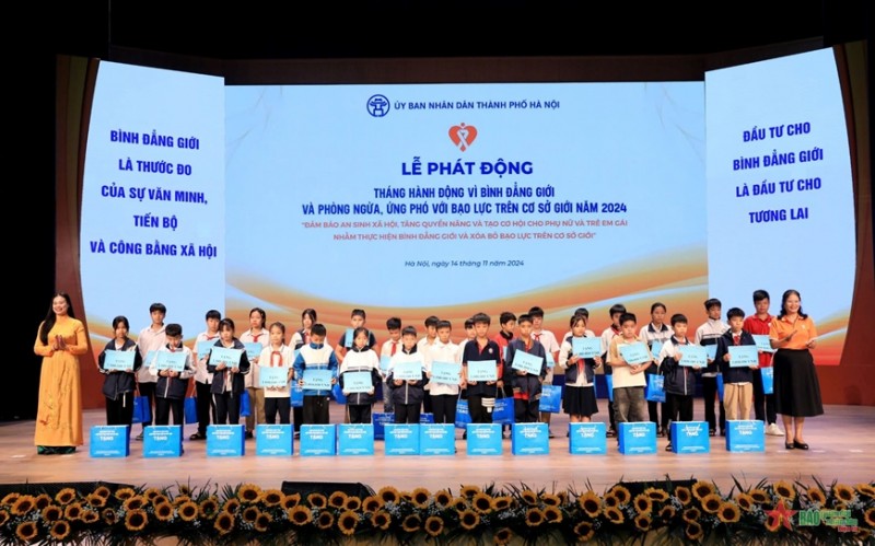 Trao quà tặng trẻ em là con của người lao động có hoàn cảnh khó khăn (Ảnh: T.L). Trao quà tặng trẻ em là con của người lao động có hoàn cảnh khó khăn (Ảnh: T.L).