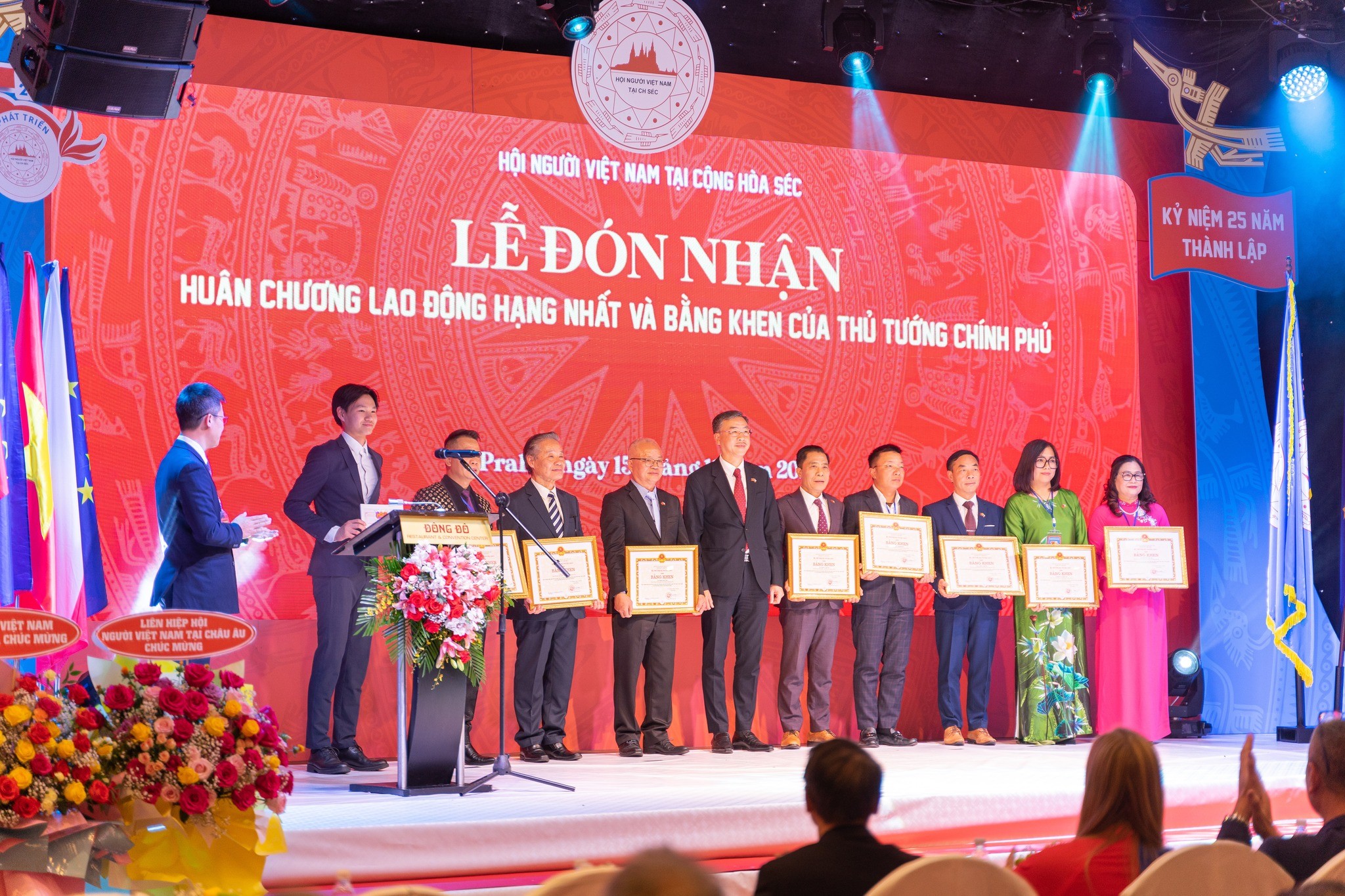 Hội người Việt Nam tại Cộng hòa Séc nhận Huân chương Lao động hạng Nhất