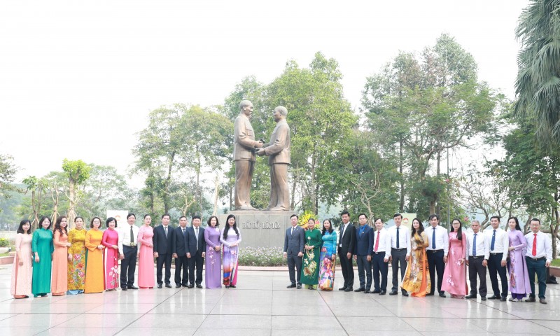 Đoàn đại biểu Ủy ban MTTQ Việt Nam Thành phố chụp ảnh lưu niệm tại tượng đài Bác Hồ - Bác Tôn (Ảnh: T.L). Đoàn đại biểu Ủy ban MTTQ Việt Nam Thành phố chụp ảnh lưu niệm tại tượng đài Bác Hồ - Bác Tôn (Ảnh: T.L).