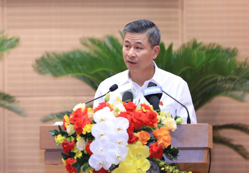Giám đốc Sở Giao thông vận tải Nguyễn Phi Thường trình bày Tờ trình (Ảnh: T.L). Giám đốc Sở Giao thông vận tải Nguyễn Phi Thường trình bày Tờ trình (Ảnh: T.L).