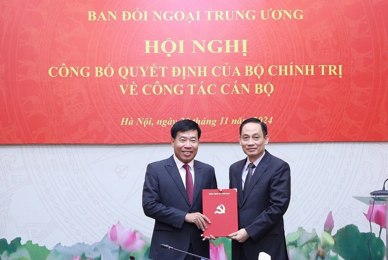 Bí thư Trung ương Đảng, Trưởng Ban Đối ngoại Trung ương Lê Hoài Trung trao quyết định của Bộ Chính trị điều động, phân công, bổ nhiệm đồng chí Nguyễn Mạnh Cường, Ủy viên Trung ương Đảng, Bí thư Tỉnh ủy Bình Phước giữ chức Phó Trưởng Ban Đối ngoại Trung ương.