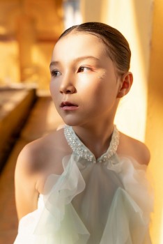 mau nhi lai tay emily wagner 9 tuoi ranh 4 ngoai ngu tu tin sai buoc tren cac san khau lon