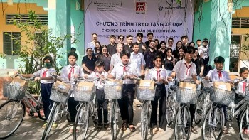 to chuc saigon childrens charity trao tang xe dap cho hoc sinh huyen phung hiep hau giang