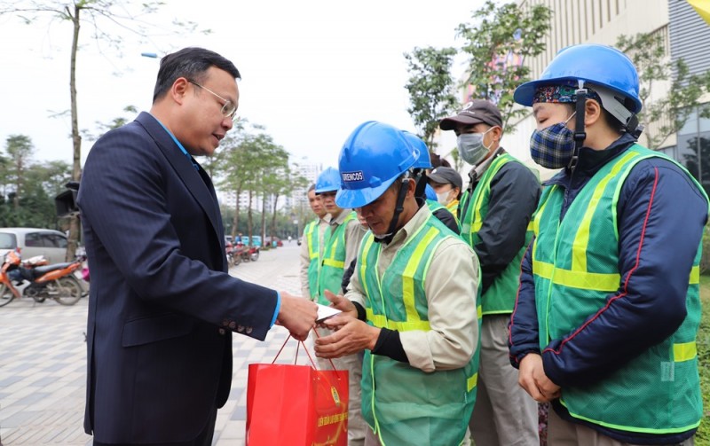 Nhân dịp Tết Nguyên đán Giáp Thìn 22024 Chủ tịch LĐLĐ thành phố Hà Nội Phạm Quang Thanh trao quà cho công nhân Công ty Cổ phần Môi trường Tây Đô