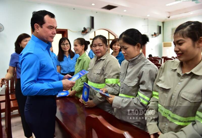 Chủ tịch Tổng LĐLĐ Việt Nam Nguyễn Đình Khang tặng quà hỗ trợ công nhân Công ty Cổ phần Dịch vụ Môi trường và Quản lý đô thị (Ảnh: L.Đ).