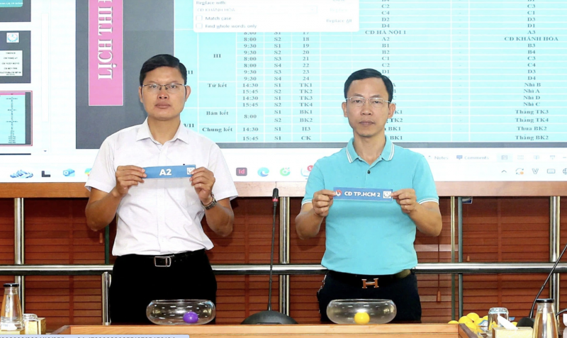 Ông Nguyễn Mạnh Kiên (bìa trái) - phó Ban Tuyên giáo, Tổng Liên đoàn Lao động Việt Nam và ông Nguyễn Minh Châu - phó tổng thư ký VFF bốc thăm chia bảng vòng chung kết Giải bóng đá công nhân, viên chức Việt Nam 2024 (Ảnh: T.L).