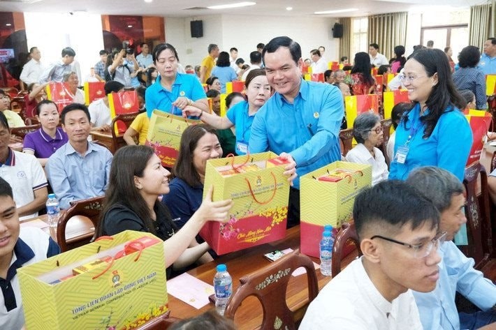 Chủ tịch Tổng LĐLĐ Việt Nam Nguyễn Đình Khang tặng quà Tết cho đoàn viên, người lao động (Ảnh: T.L). Chủ tịch Tổng LĐLĐ Việt Nam Nguyễn Đình Khang tặng quà Tết cho đoàn viên, người lao động (Ảnh: T.L).
