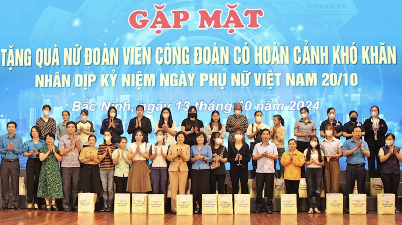Trao 500 suất quà cho nữ đoàn viên hoàn cảnh khó khăn
