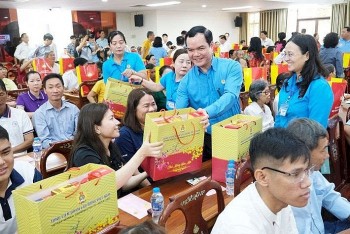 Tôn vinh công nhân sáng tạo, vững tin bước vào kỷ nguyên mới