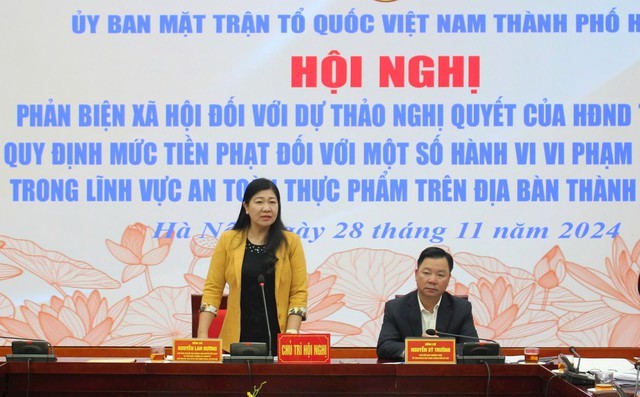 Chủ tịch Ủy ban MTTQ Việt Nam TP. Hà Nội Nguyễn Lan Hương phát biểu tại Hội nghị (Ảnh: T.L).
