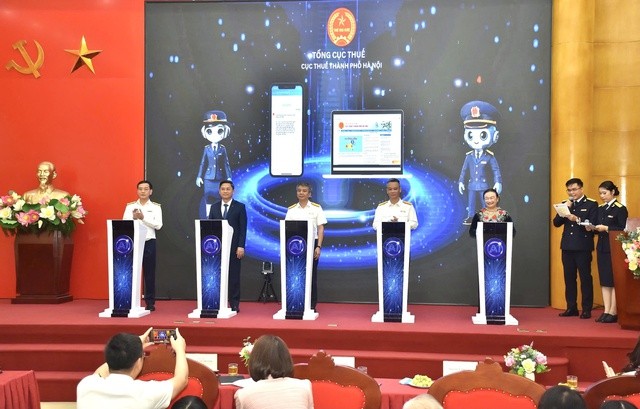 Các đại biểu thực hiện nghi thức ra mắt ứng dụng “Trợ lý ảo trong hỗ trợ người nộp thuế” (Ảnh: T.L). Các đại biểu thực hiện nghi thức ra mắt ứng dụng “Trợ lý ảo trong hỗ trợ người nộp thuế” (Ảnh: T.L).