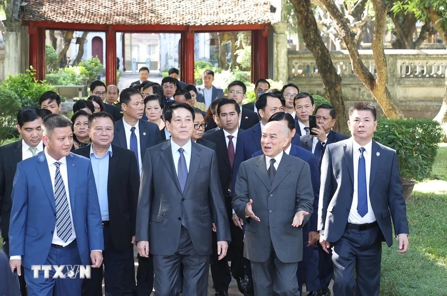 Giới thiệu với Quốc vương về quần thể Văn Miếu-Quốc Tử Giám, Chủ tịch nước cho biết đây là biểu tượng của Thủ đô Hà Nội nghìn năm văn hiến, trường đại học đầu tiên của Việt Nam, nơi có 82 tấm bia Tiến sỹ được UNESCO công nhận là Di sản tư liệu thế giới toàn cầu. Giới thiệu với Quốc vương về quần thể Văn Miếu-Quốc Tử Giám, Chủ tịch nước cho biết đây là biểu tượng của Thủ đô Hà Nội nghìn năm văn hiến, trường đại học đầu tiên của Việt Nam, nơi có 82 tấm bia Tiến sỹ được UNESCO công nhận là Di sản tư liệu thế giới toàn cầu.