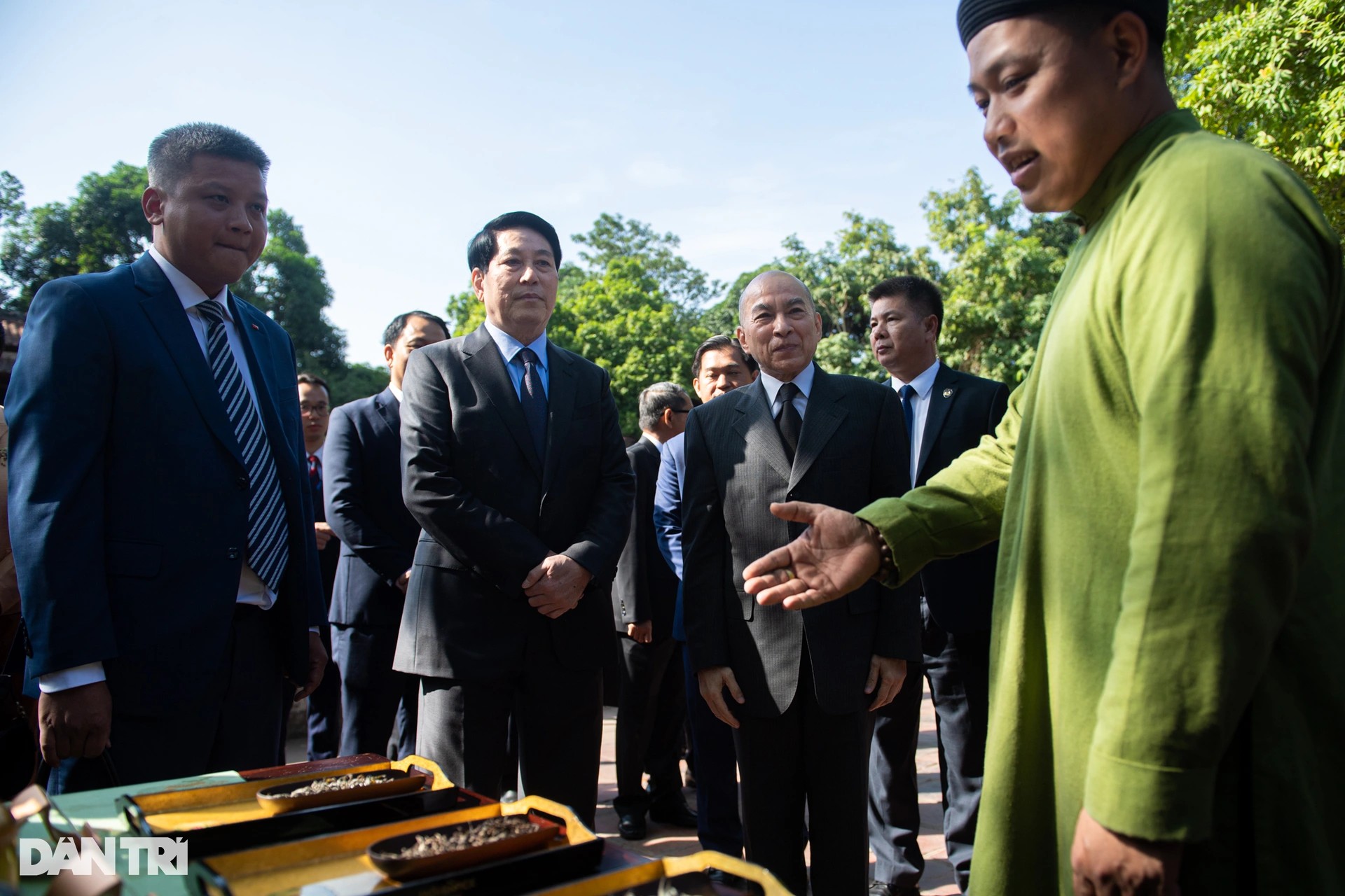 Chủ tịch nước Lương Cường và Quốc vương Norodom Sihamoni đã được nghệ nhân trà đạo Đào Đức Hiếu giới thiệu về Tứ Đại Danh Trà shan tuyết cổ thụ Suối Giàng, những phẩm trà tinh túy được thu hái và chế biến từ những cây chè cổ thụ hàng trăm năm tuổi trên đỉnh Suối Giàng của huyện Văn Chấn, tỉnh Yên Bái được sương mù bao phủ quanh năm. Đây là những phẩm trà vô cùng quý hiếm tại Việt Nam. Hai nhà lãnh đạo cũng được giới thiệu về kỹ pháp pha trà, phong cách uống trà của người Việt Nam. (Ảnh: Báo Dân Trí) Chủ tịch nước Lương Cường và Quốc vương Norodom Sihamoni đã được nghệ nhân trà đạo Đào Đức Hiếu giới thiệu về Tứ Đại Danh Trà shan tuyết cổ thụ Suối Giàng, những phẩm trà tinh túy được thu hái và chế biến từ những cây chè cổ thụ hàng trăm năm tuổi trên đỉnh Suối Giàng của huyện Văn Chấn, tỉnh Yên Bái được sương mù bao phủ quanh năm. Đây là những phẩm trà vô cùng quý hiếm tại Việt Nam. Hai nhà lãnh đạo cũng được giới thiệu về kỹ pháp pha trà, phong cách uống trà của người Việt Nam. (Ảnh: Báo Dân Trí)