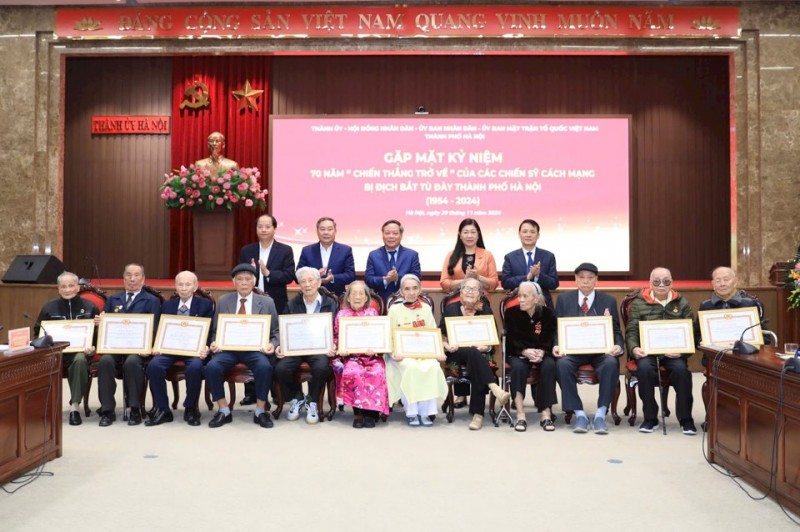Các đồng chí lãnh đạo TP Hà Nội với đại diện các tập thể có thành tích xuất sắc (Ảnh: T.L).