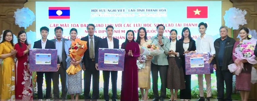 Phạm Thị Thanh Thủy, Trưởng Ban Dân vận Tỉnh ủy, Chủ tịch Ủy ban MTTQ tỉnh, Chủ tịch Hội Hữu nghị Việt - Lào tỉnh Thanh Hóa cùng các đại biểu trao quà cho đại diện các lưu học sinh Lào.