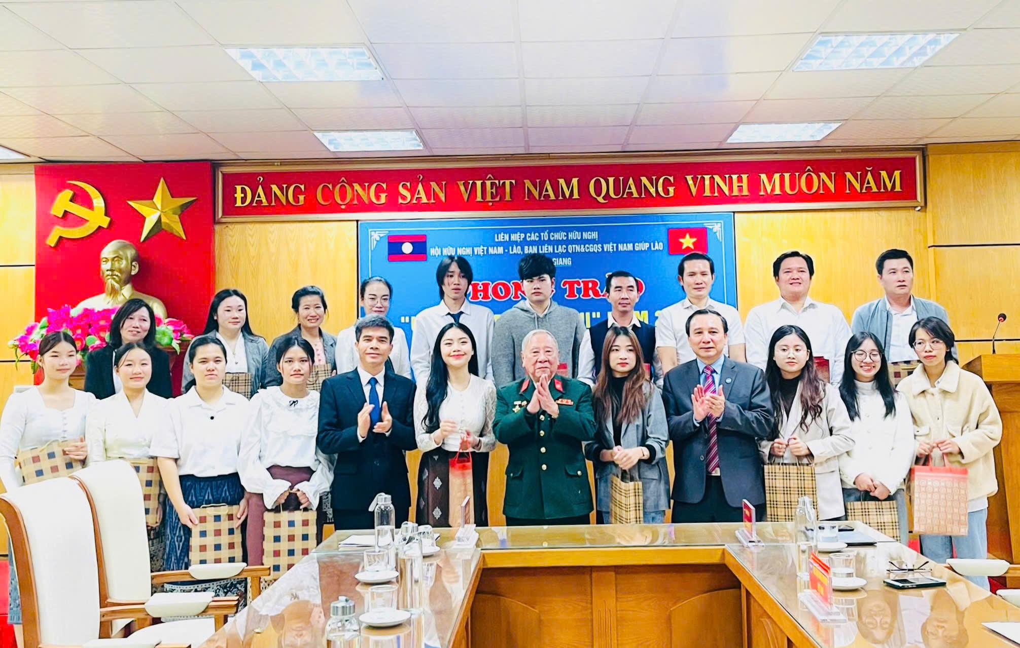 Đại diện lãnh đạo Sở Ngoại vụ, Liên hiệp Các tổ chức hữu nghị và Ông Hoàng Đình Tiến, Phó Chủ tịch Hội Hữu nghị Việt Nam - Lào, Trưởng Ban Liên lạc Quân tình nguyện và Chuyên gia quân sự Việt Nam giúp Lào tỉnh Bắc Giang tặng quà cho sinh viên Lào.