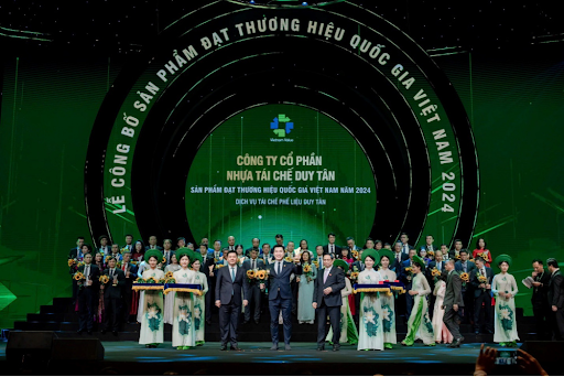 Thủ tướng Phạm Minh Chính trao biểu trưng Thương hiệu Quốc g