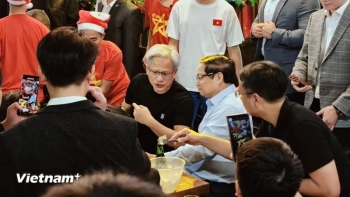 anh thu tuong pham minh chinh cung chu tich nvidia ngam ho guom uong bia tren pho ta hien
