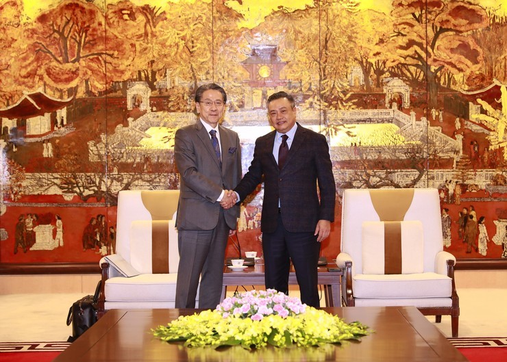 Chủ tịch UBND thành phố Hà Nội Trần Sỹ Thanh tiếp ông Maeda Tadashi (Ảnh: T.L). Chủ tịch UBND thành phố Hà Nội Trần Sỹ Thanh tiếp ông Maeda Tadashi (Ảnh: T.L).