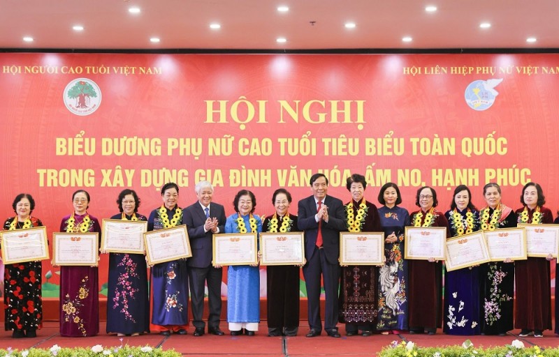 Biểu dương 291 phụ nữ cao tuổi tiêu biểu toàn quốc