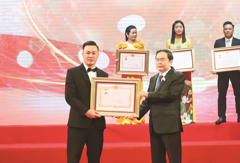 NSƯT Phạm Quang Ánh: “Dưới ánh đèn sân khấu tôi được cháy hết mình"