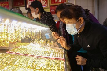 Giá vàng SJC và vàng nhẫn lại “nổi sóng”