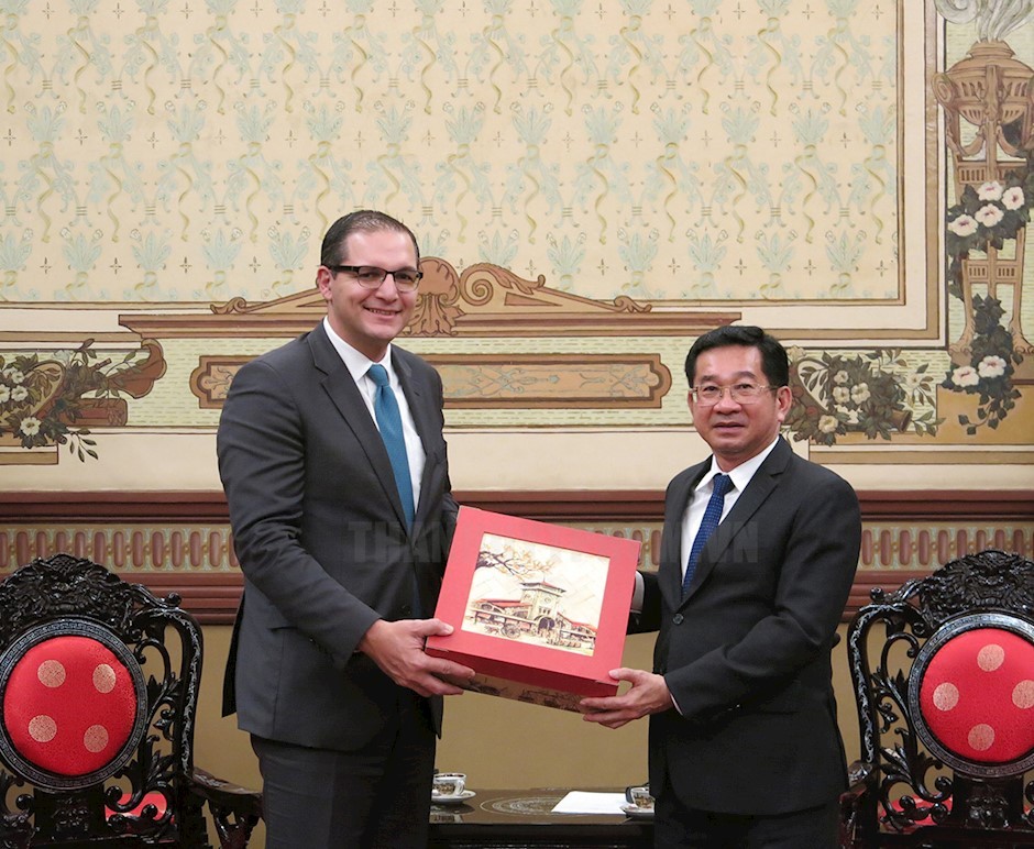 Phó Chủ tịch Thường trực UBND TPHCM Dương Ngọc Hải trao quà lưu niệm đến ông Christopher Cutajar.