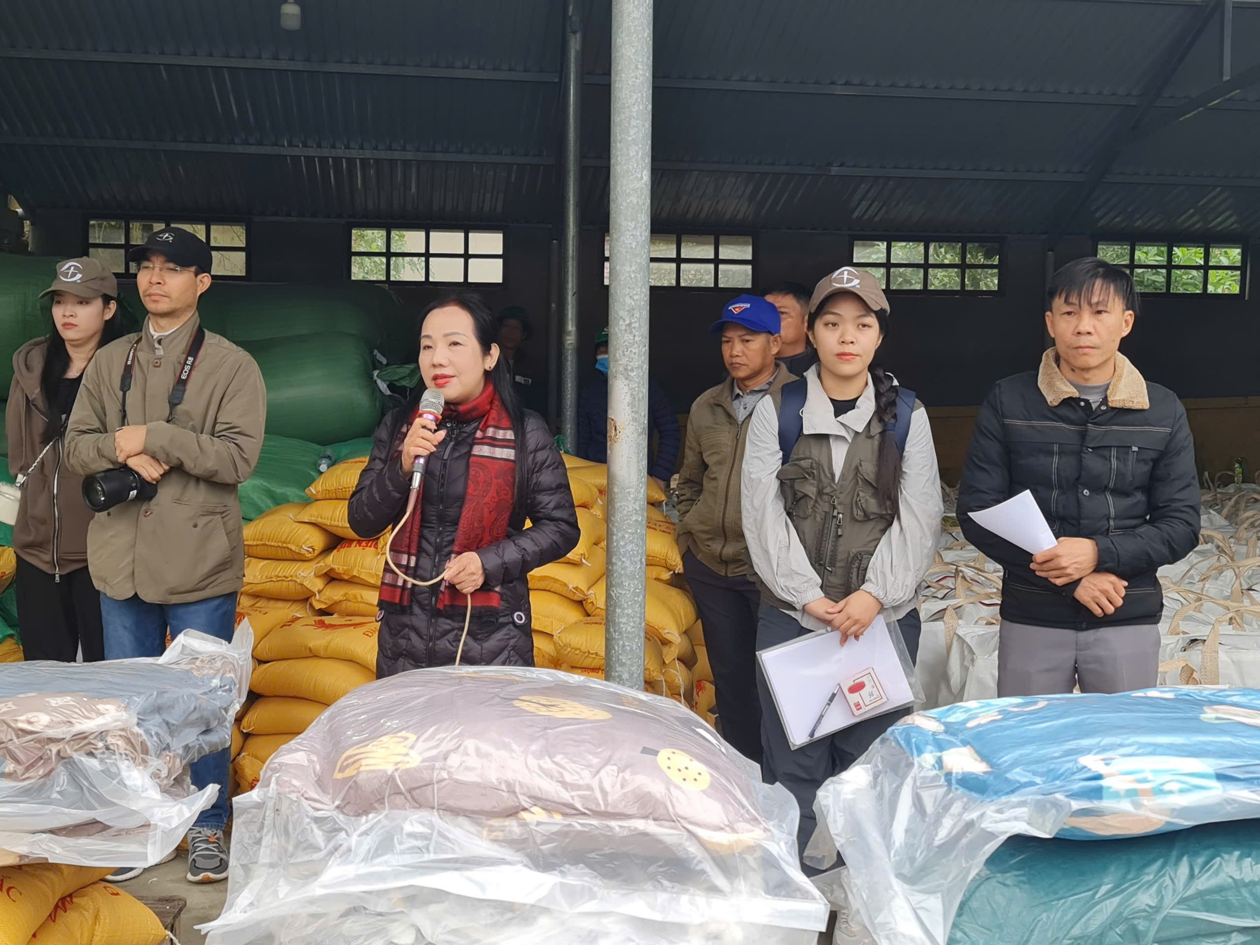 Bà Trần Thị Hương - Phó Chủ tịch Thường trực Liên hiệp các tổ chức hữu nghị tỉnh Quảng Bình phát biểu tại lễ trao tặng hàng cứu trợ.