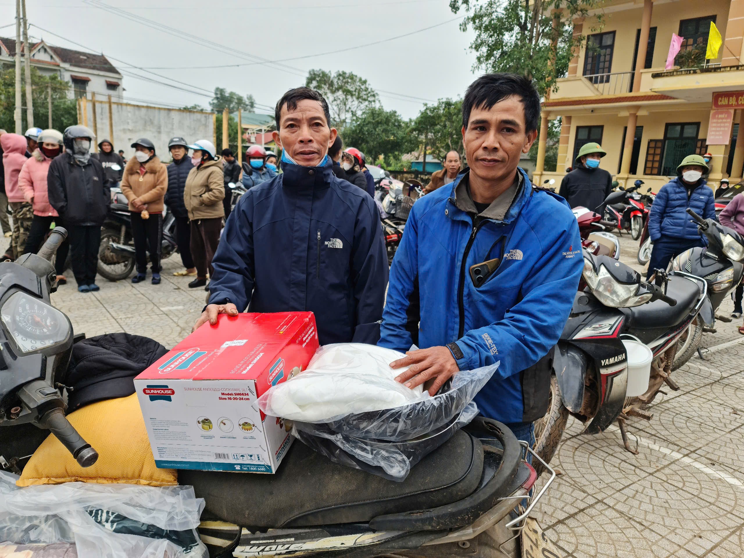 số hàng cứu trợ trên nhằm giúp các gia đình bị ảnh hưởng bởi mưa lũ sớm ổn định cuộc sống.
