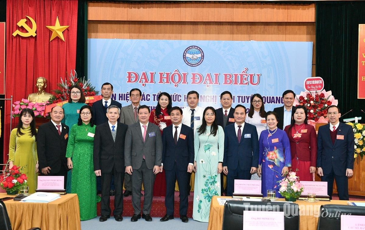 Lãnh đạo tỉnh Tuyên Quang, lãnh đạo Liên hiệp các tổ chức hữu nghị Việt Nam chúc mừng Ban Chấp hành khóa mới.
