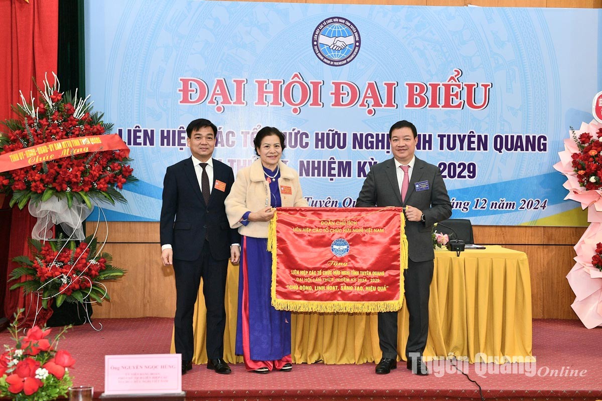 Nguyễn Ngọc Hùng, Phó Chủ tịch Liên hiệp các tổ chức hữu nghị Việt Nam trao tặng Cờ cho Liên hiệp các tổ chức hữu nghị tỉnh Tuyên Quang.