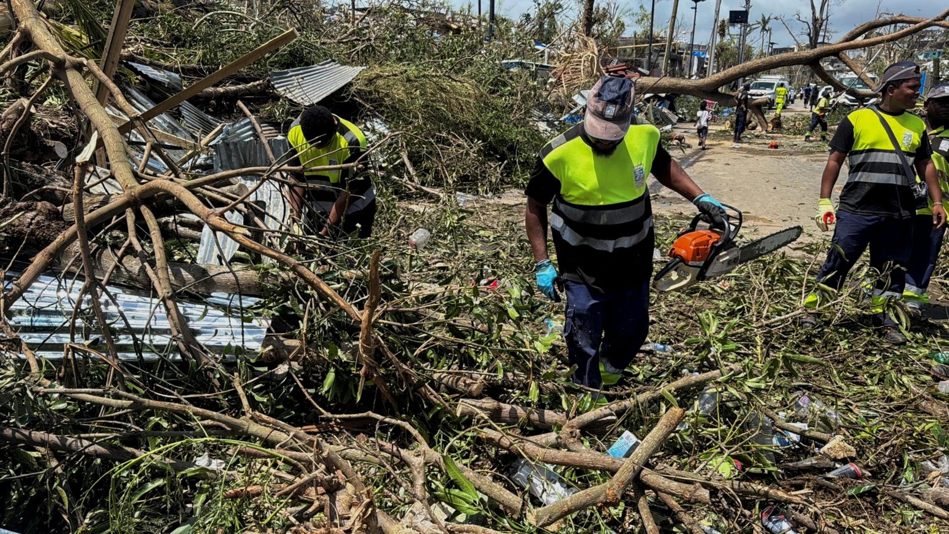 Nhân viên cứu hộ dọn dẹp một con đường tại Labattoir sau bão Chido hôm 15/12. Ảnh: Reuters.