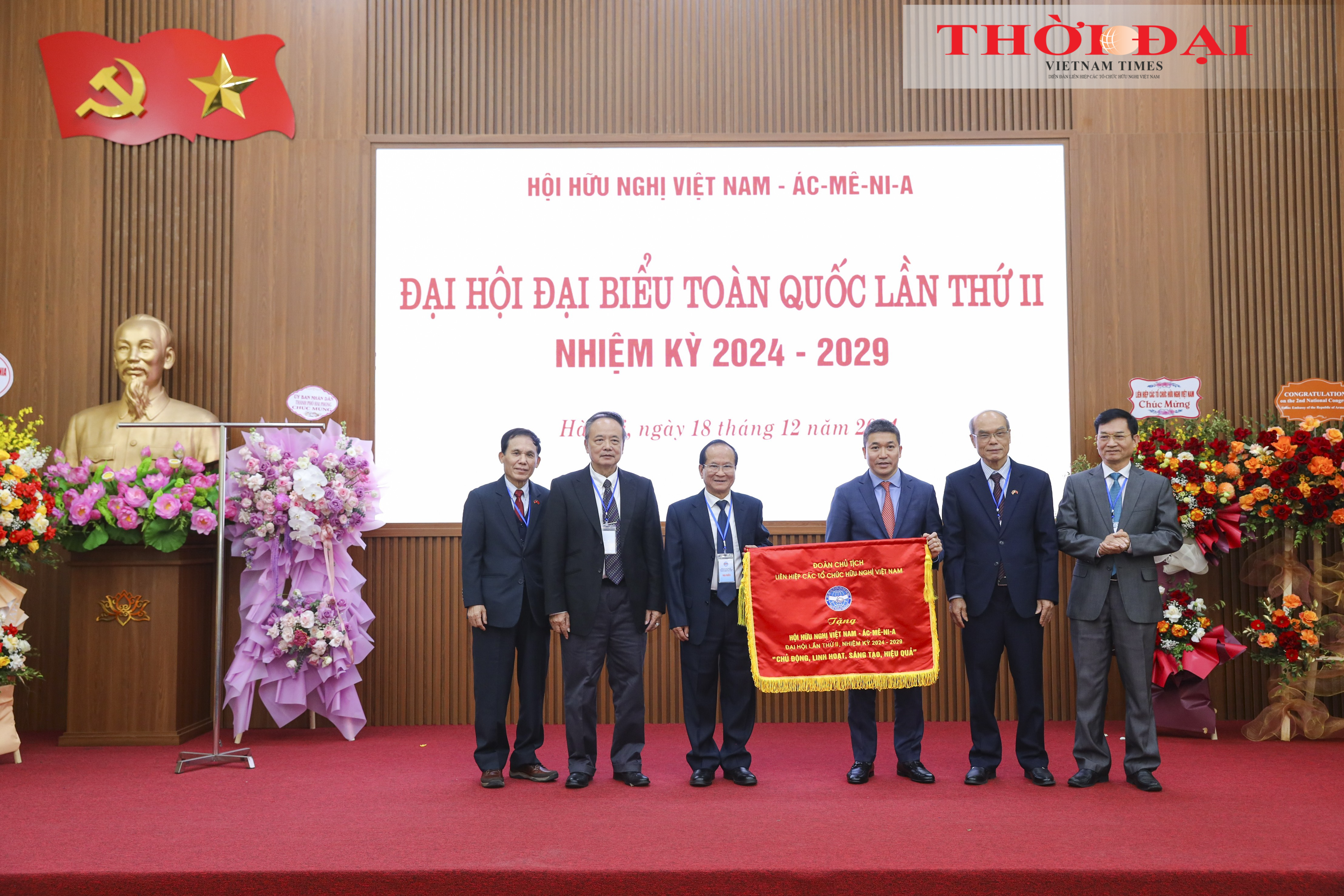 Chủ tịch Liên hiệp các tổ chức hữu nghị Việt Nam Phan Anh Sơn trao Cờ lưu niệm cho lãnh đạo Hội hữu nghị Việt Nam – Armenia. (Ảnh: Đinh Hòa)