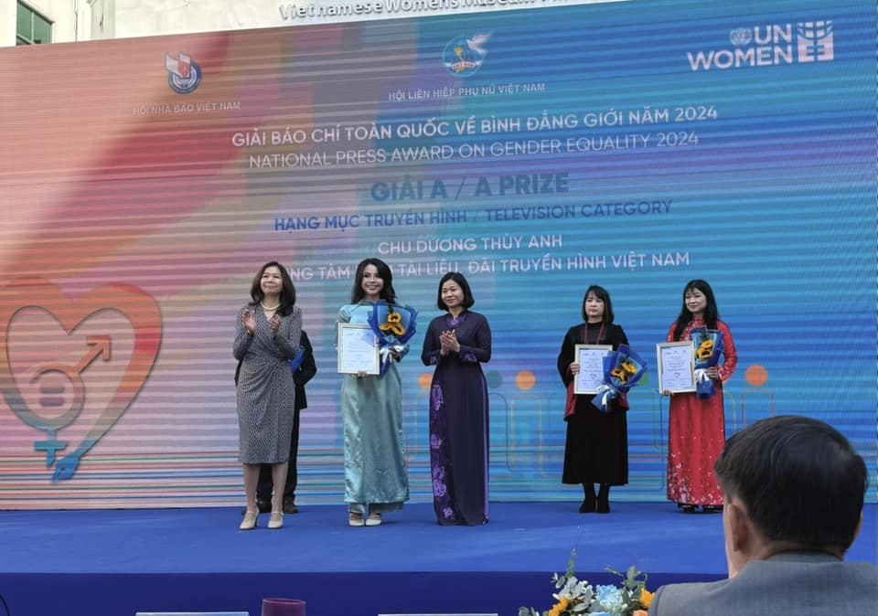 Trao các tác phẩm giành giải A tại Lễ trao giải Báo chí toàn quốc về bình đẳng giới 2024.