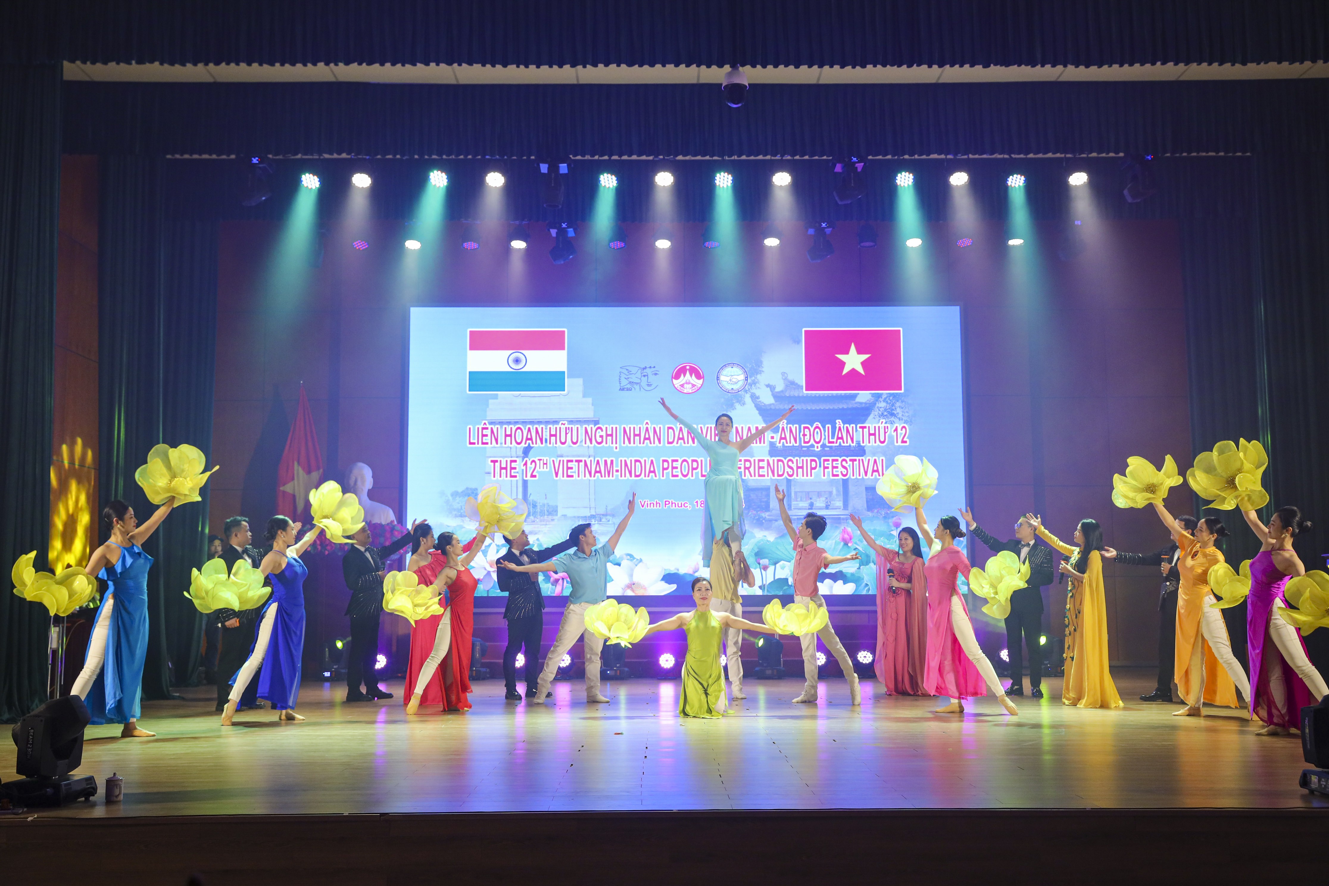 Tiết mục biểu diễn của các nghệ sĩ Việt Nam nhằm giới thiệu vẻ đẹp văn hóa, con người Việt Nam tới bạn bè Ấn Độ. Tiết mục biểu diễn của các nghệ sĩ Việt Nam nhằm giới thiệu vẻ đẹp văn hóa, con người Việt Nam tới bạn bè Ấn Độ.