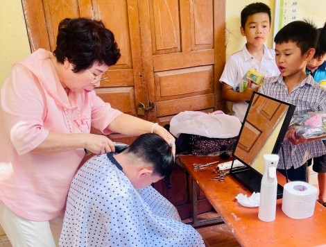  Đoàn tình nguyện viên của tổ chức Good People International (GPI - Hàn Quốc) cắt tóc cho học sinh Trường Tiểu học Bắc An (thành phố Chí Linh, Hải Dương).