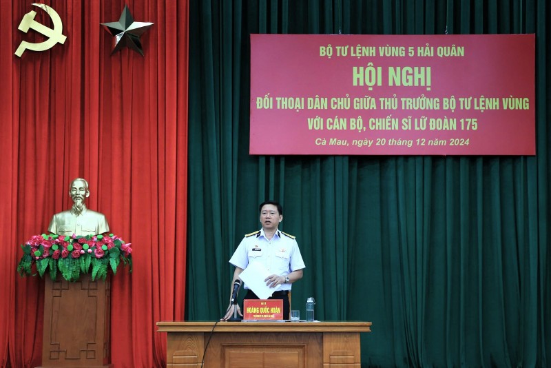 Đại tá Hoàng Quốc Hoàn chủ trì hội nghị đối thoại dân chủ.