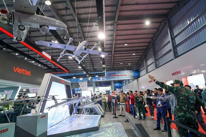 Khu vực trưng bày các thiết bị điện tử của Tập đoàn Công nghiệp-Viễn thông Quân đội (Viettel) tại Triển lãm Quốc phòng Quốc tế Việt Nam 2024. (Ảnh: TTXVN)