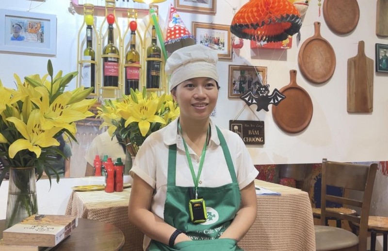 Chị Dương - phụ huynh có con trai mắc chứng tự kỷ chia sẻ về cơ duyên được biết tới và làm việc tại VAPs (Ảnh: Hiểu Linh)