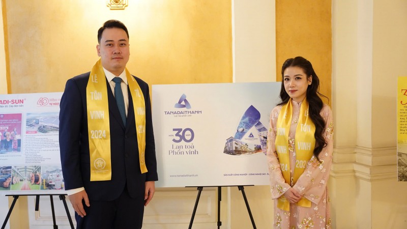 Ông Nguyễn Anh Tú - Phó Tổng giám đốc thường trực và Bà Nguyễn Phương Anh - Phó Tổng Giám đốc Tập đoàn Tân Á Đại Thành