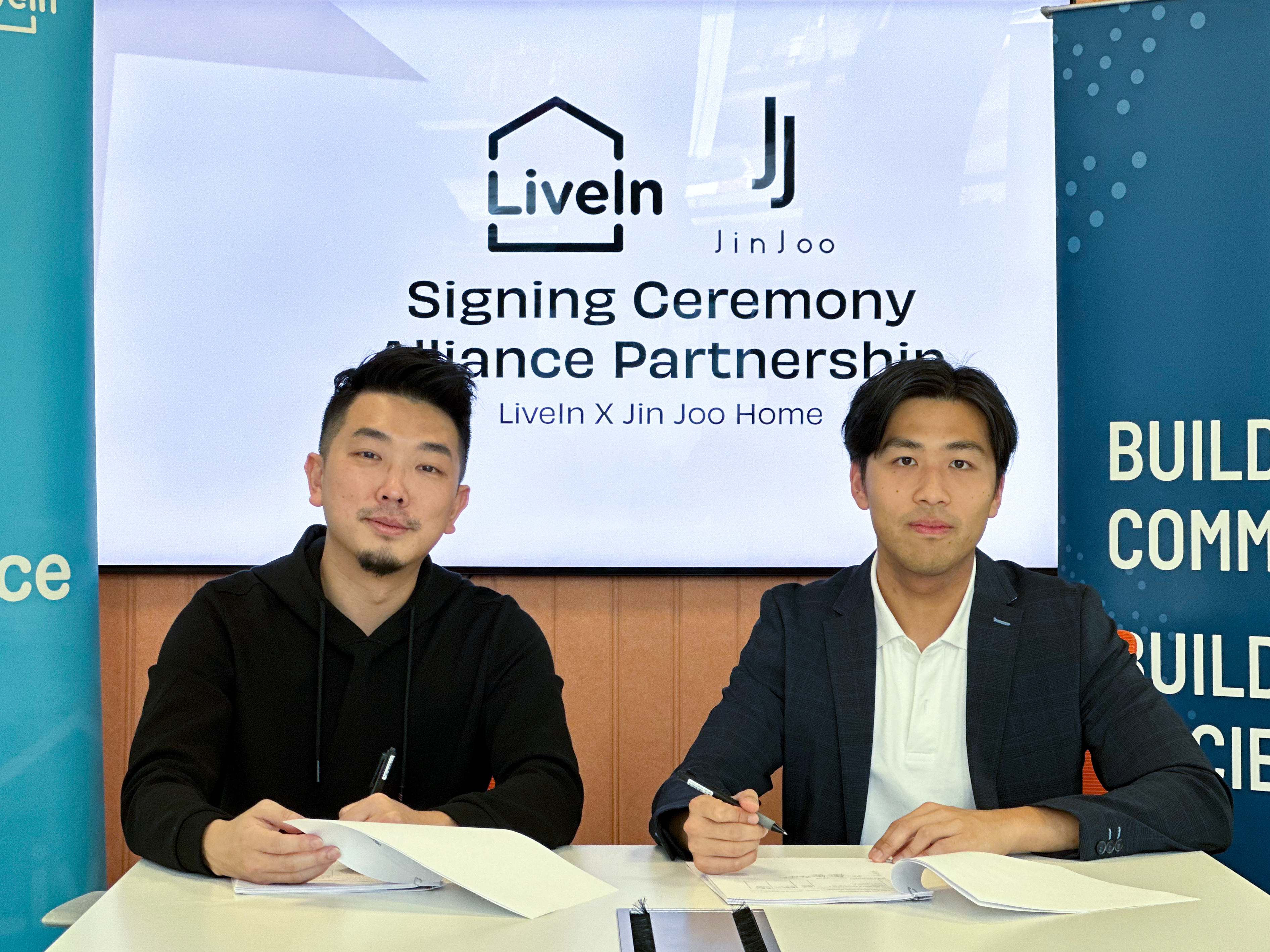 Keek Wen Khai, Đồng sáng lập kiêm Giám đốc Điều hành (Co-Founder & CEO) LiveIn (trái), và Jason Wong, Nhà sáng lập kiêm Giám đốc Điều hành (Founder & CEO) JinJoo Home (phải), tại lễ ký kết liên minh.