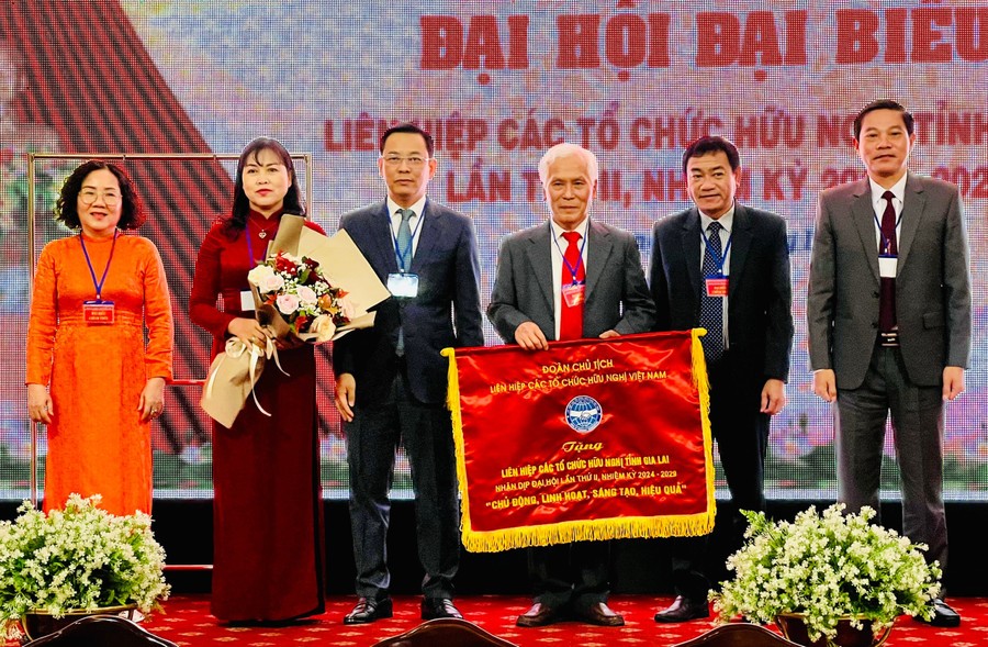 Đồng Huy Cương (thứ 3 từ trái sang)-Phó Chủ tịch Liên hiệp các tổ chức hữu nghị Việt Nam trao tặng bức trướng cho Liên hiệp các tổ chức hữu nghị tỉnh Gia Lai. Đồng Huy Cương (thứ 3 từ trái sang)-Phó Chủ tịch Liên hiệp các tổ chức hữu nghị Việt Nam trao tặng bức trướng cho Liên hiệp các tổ chức hữu nghị tỉnh Gia Lai.