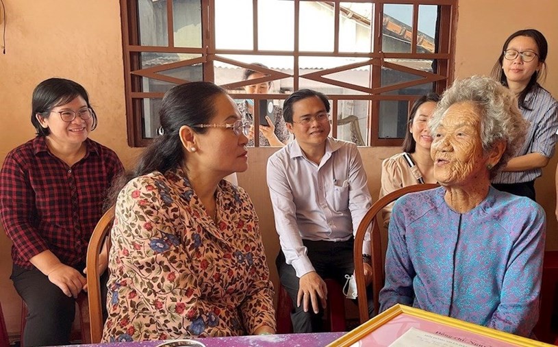 Mỗi dịp Tết đến xuân về, thành phố Hồ Chí Minh tổ chức nhiều hoạt động thăm hỏi, chăm lo đối tượng chính sách trên địa bàn. Ảnh: Hà Nội mới