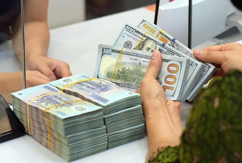 Giá USD ngân hàng tăng, thị trường tự do giảm mạnh