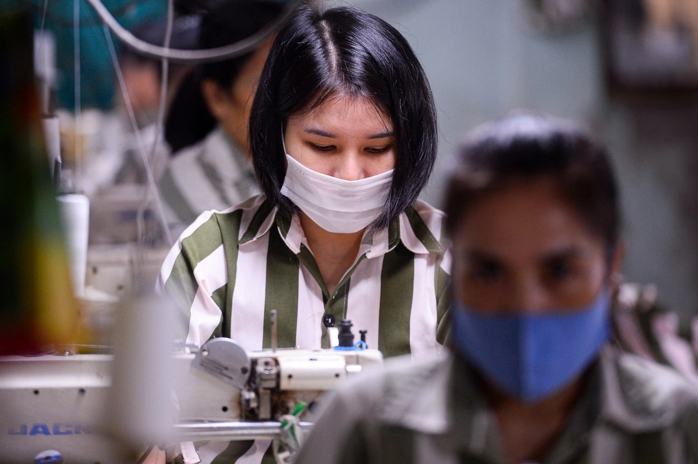 Phạm nhân lao động, hướng nghiệp, học nghề ngoài trại giam được đảm bảo quyền lợi, nghĩa vụ và được trả công theo quy định của luật Thi hành án hình sự. (Ảnh: Báo Dân Trí) Phạm nhân lao động, hướng nghiệp, học nghề ngoài trại giam được đảm bảo quyền lợi, nghĩa vụ và được trả công theo quy định của luật Thi hành án hình sự. (Ảnh: Báo Dân Trí)