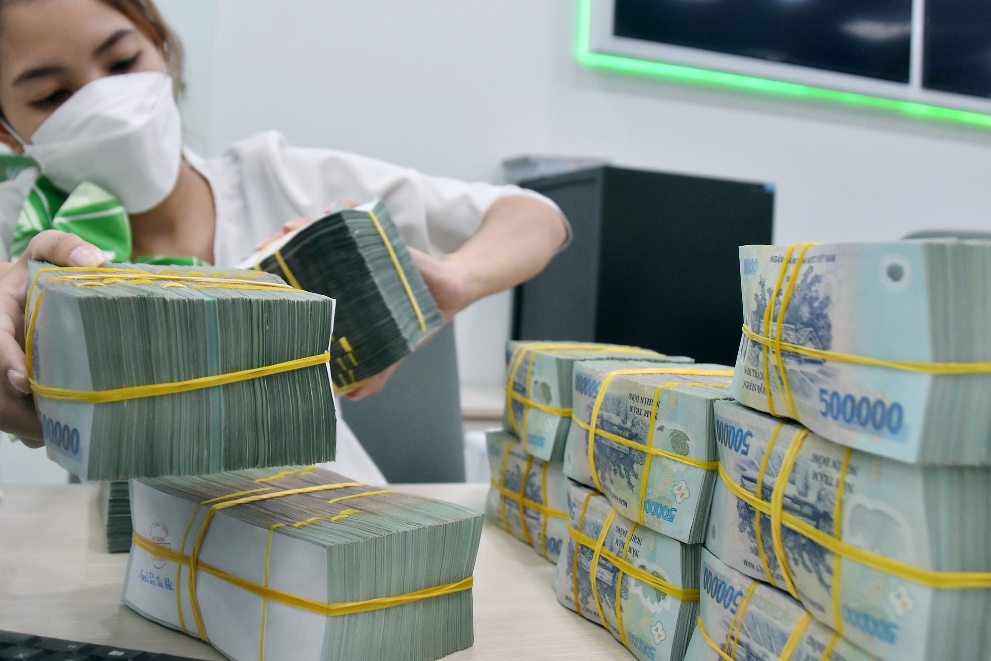 Đồng VND có thể mất 3%, lãi suất huy động đi ngang năm 2025