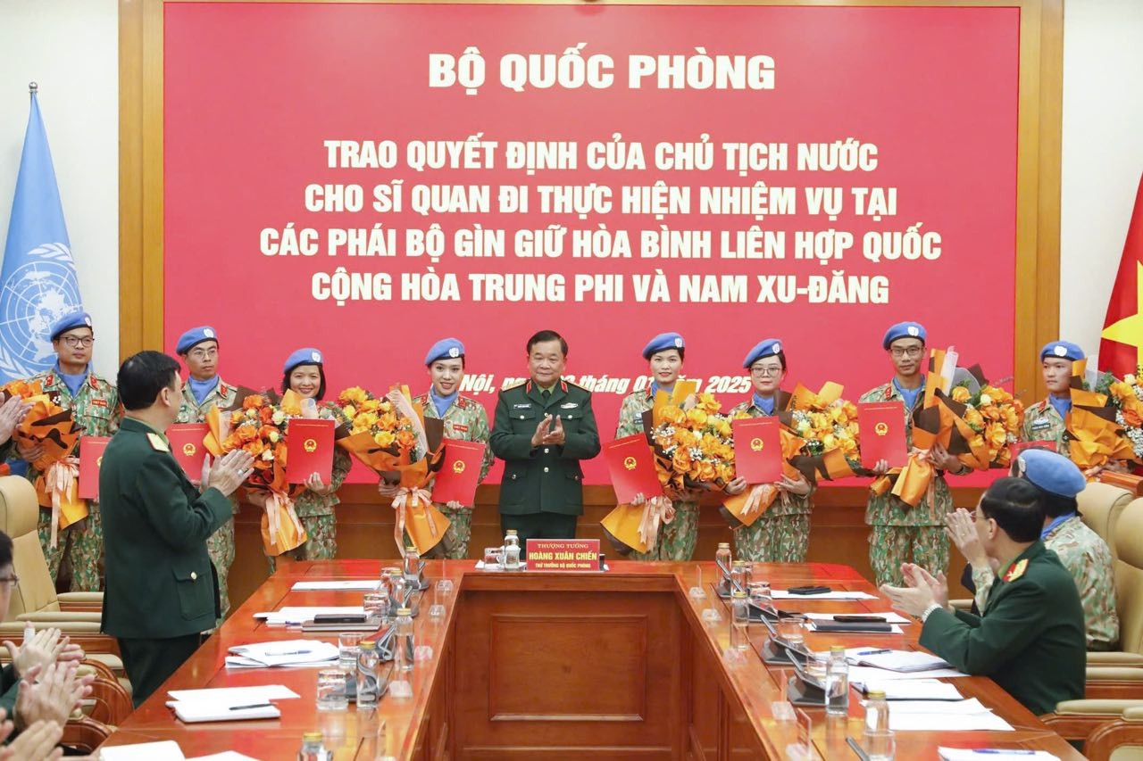 Thượng tướng Hoàng Xuân Chiến trao Quyết định của Chủ tịch nước cho các sĩ quan.